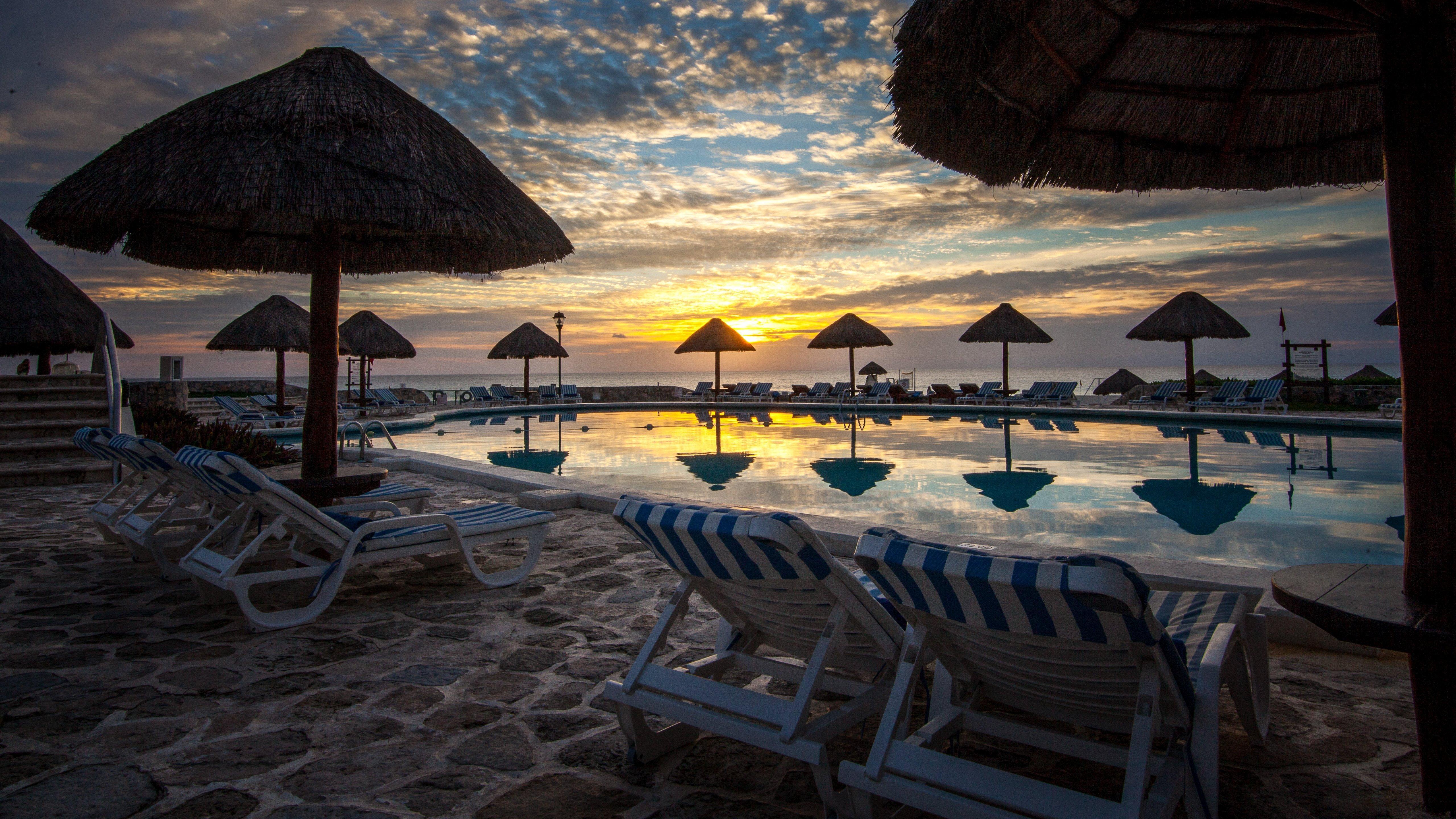 Grand Park Royal Cancun (Adults Only) Esterno foto Sunset at the beach