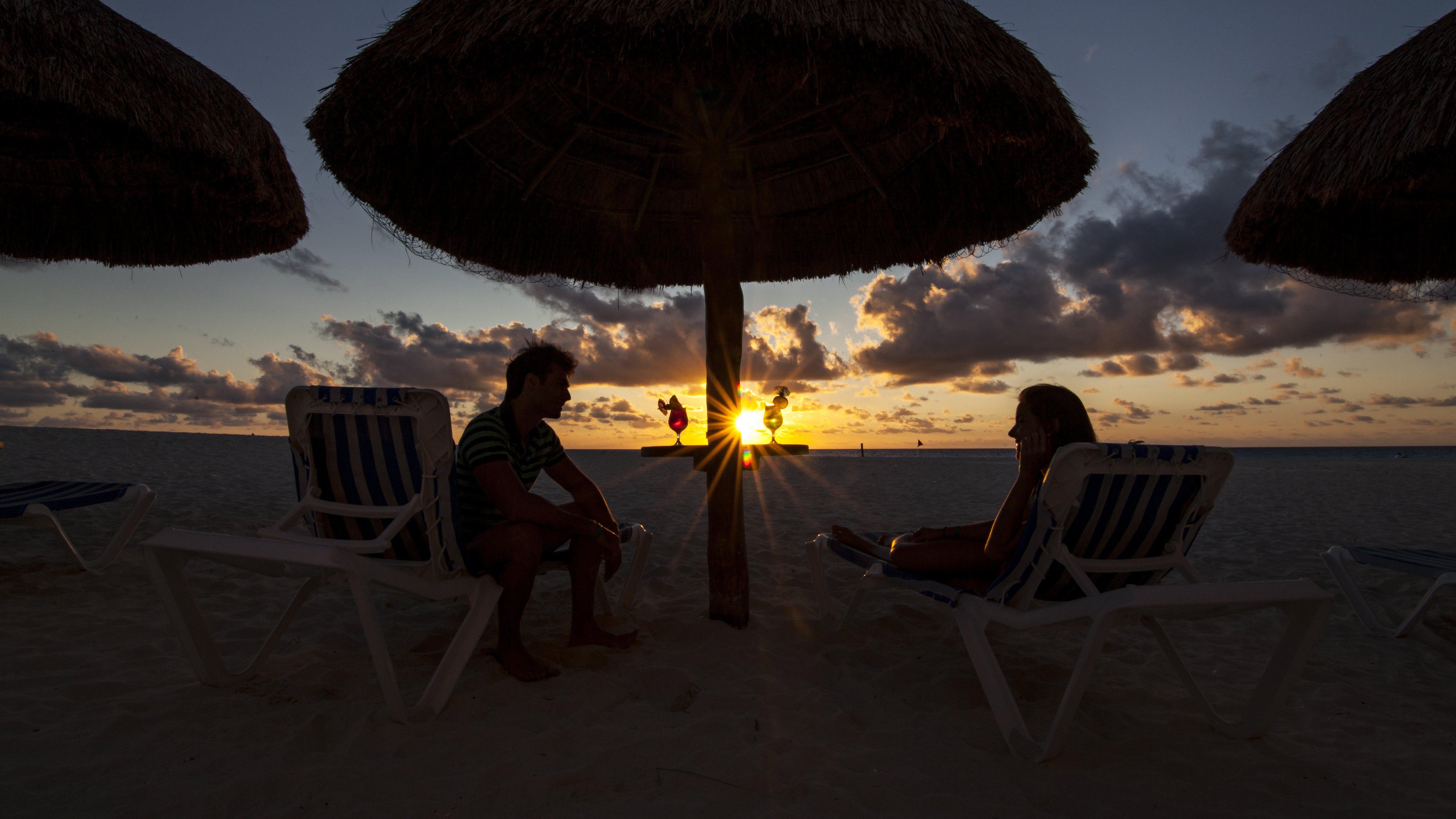 Grand Park Royal Cancun (Adults Only) Esterno foto Sunset at the beach