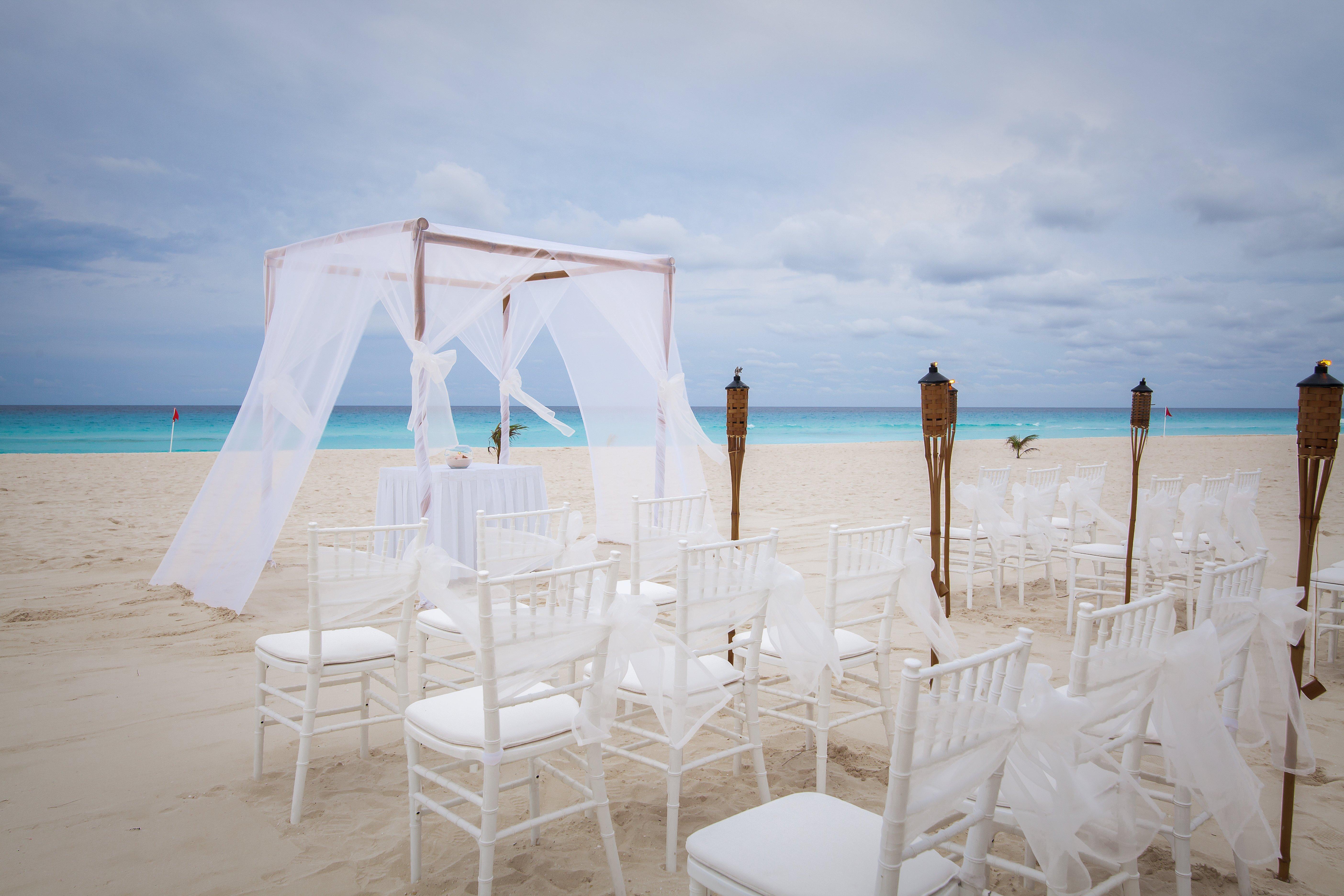 Grand Park Royal Cancun (Adults Only) Esterno foto A beach wedding in Cancun, Mexico
