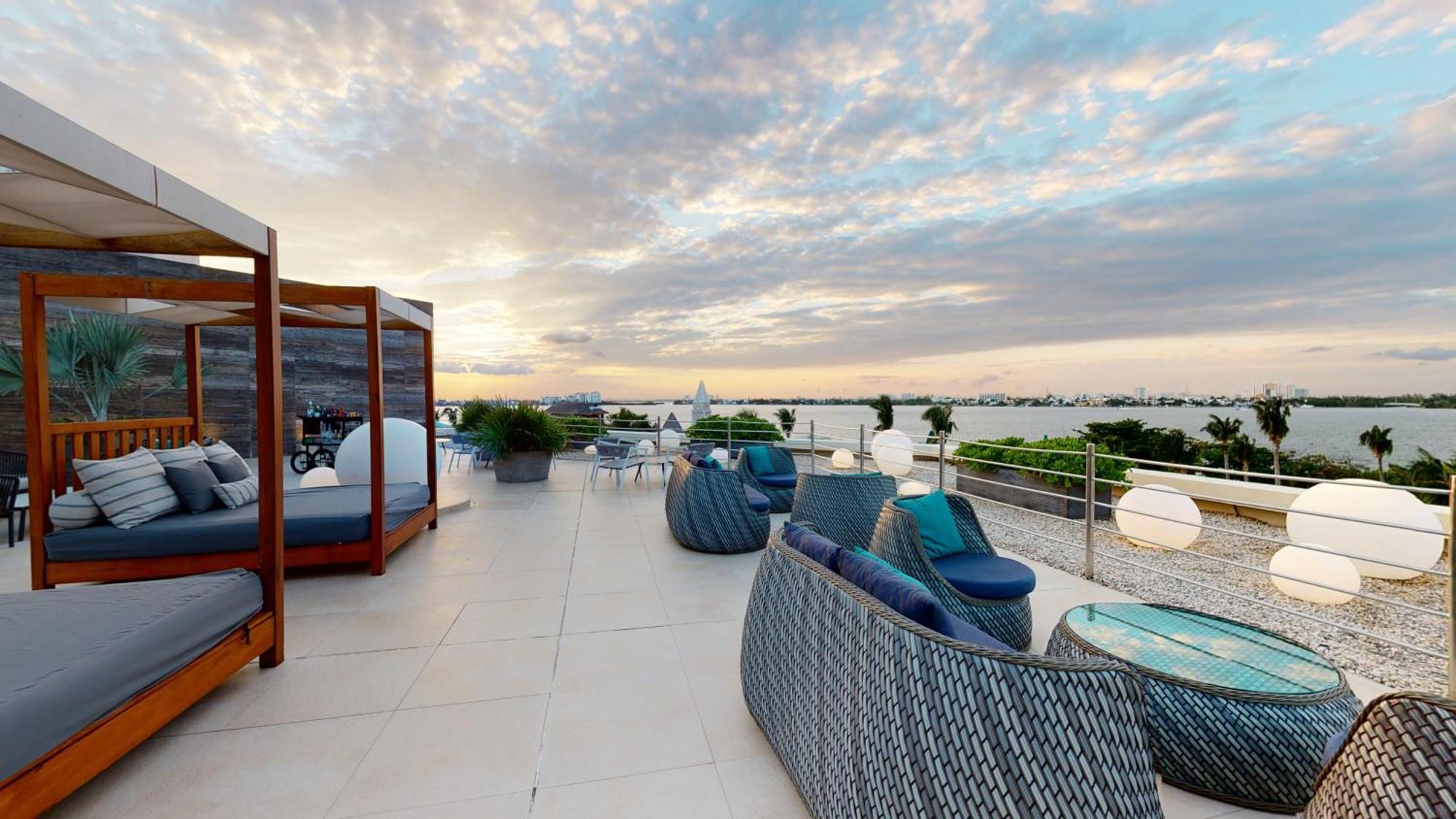 Grand Park Royal Cancun (Adults Only) Esterno foto Rooftop bar