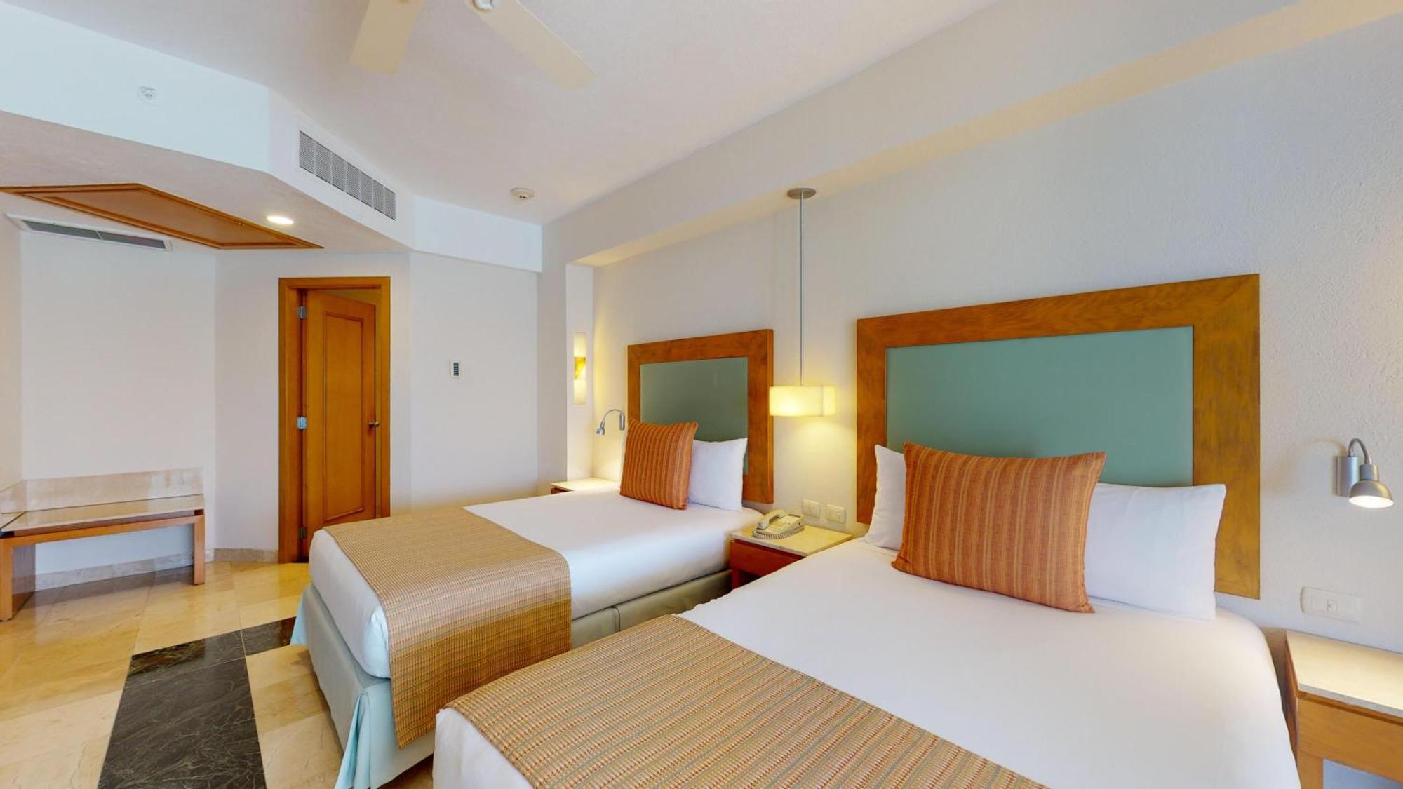 Grand Park Royal Cancun (Adults Only) Esterno foto A room at the hotel