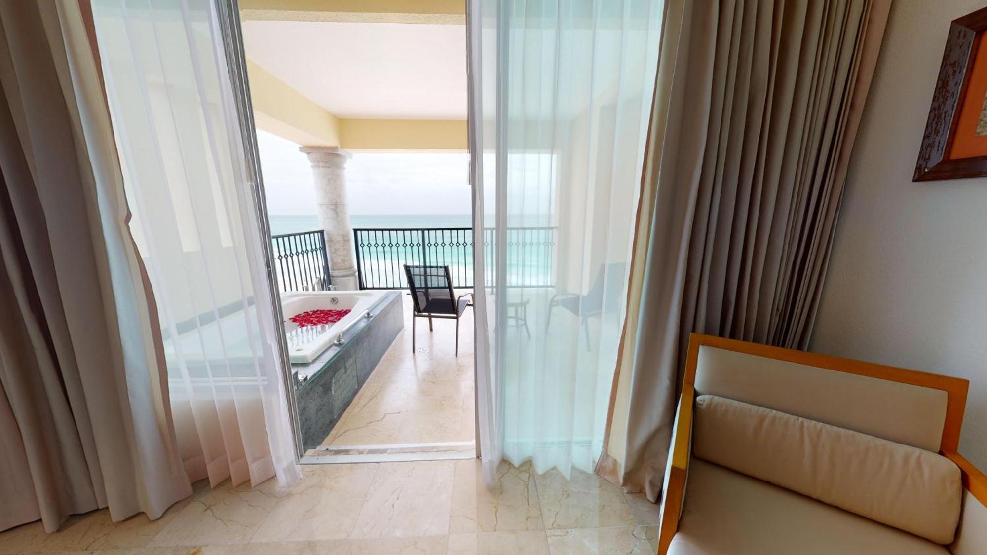 Grand Park Royal Cancun (Adults Only) Esterno foto A room at the resort