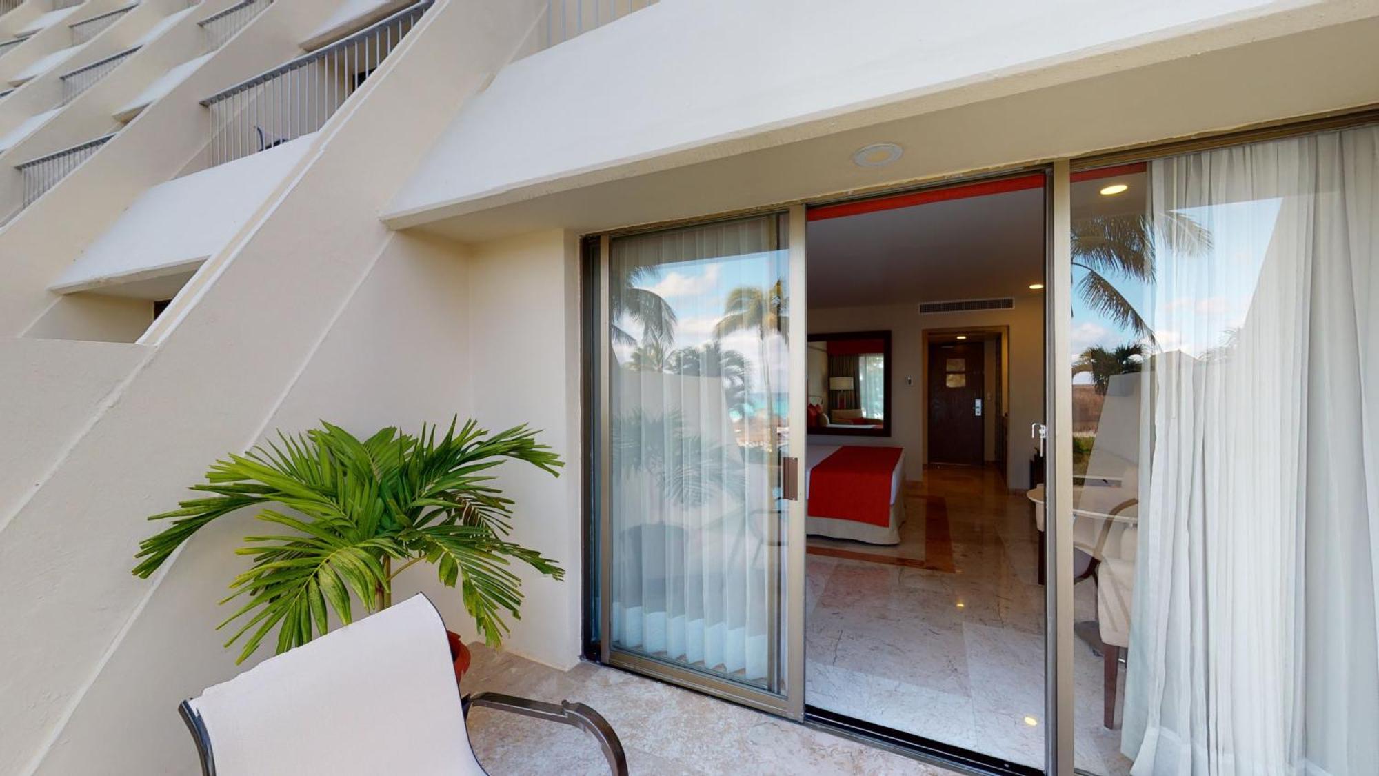 Grand Park Royal Cancun (Adults Only) Esterno foto A sliding door