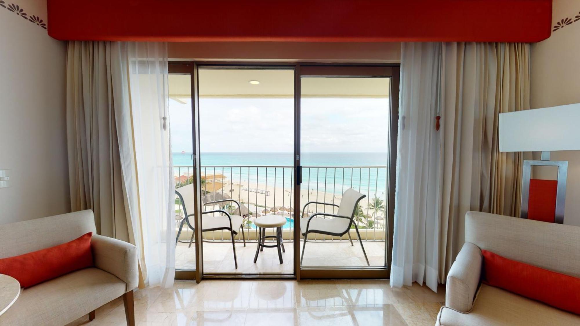 Grand Park Royal Cancun (Adults Only) Esterno foto A room at the Iberostar Grand Hotel at Playa Paraíso