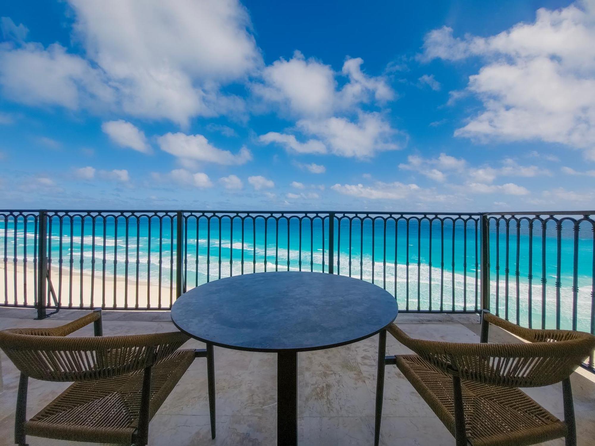 Grand Park Royal Cancun (Adults Only) Esterno foto View from the balcony of a suite at the Hilton Cancun Resort